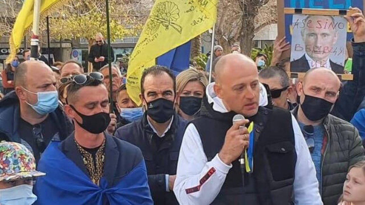 Unas 300 personas se han concentrado en la plaza de la Montañeta para respaldar al pueblo ucraniano