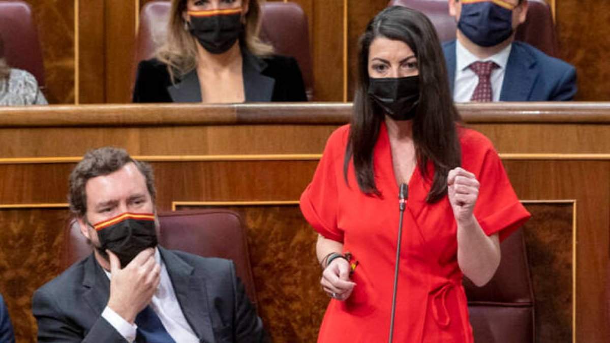 La diputada de Vox, Macarena Olona, junto a Iván Espinosa de los Monteros
