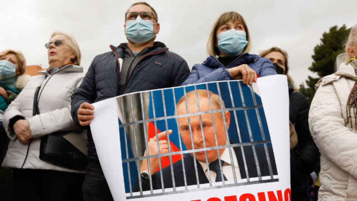 Varias personas participan en una segunda concentración para apoyar a Ucrania tras los ataques recibidos por parte de Rusia, en la plaza de la Cruz Roja de Murcia, a 25 de febrero de 2022, en Murcia .
