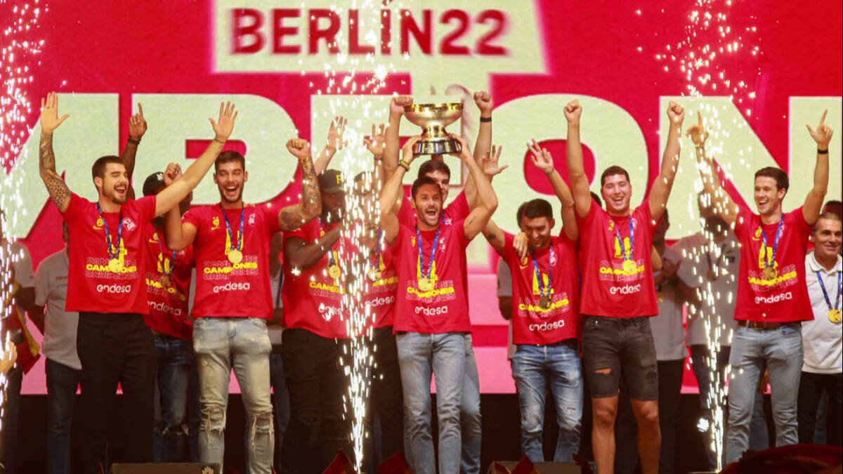 La selección española de baloncesto, en la celebración madrileña de su medalla de oro.