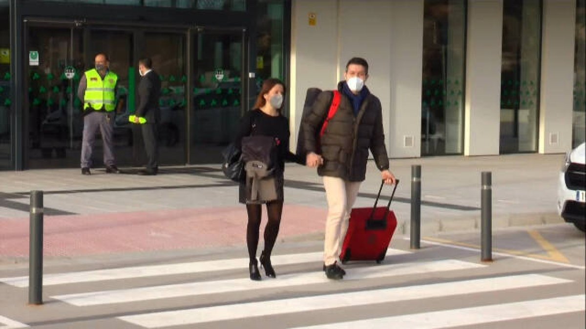 Pasajeros llegando a la estación de AVE de Elche
