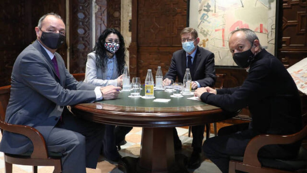 Reunión del presidente de la Generalitat, Ximo Puig, con la secretaria general de CCOO-PV, Ana García; el secretario general de UGT-PV, Ismael Sáez, y el presidente de CEV, Salvador Navarro.