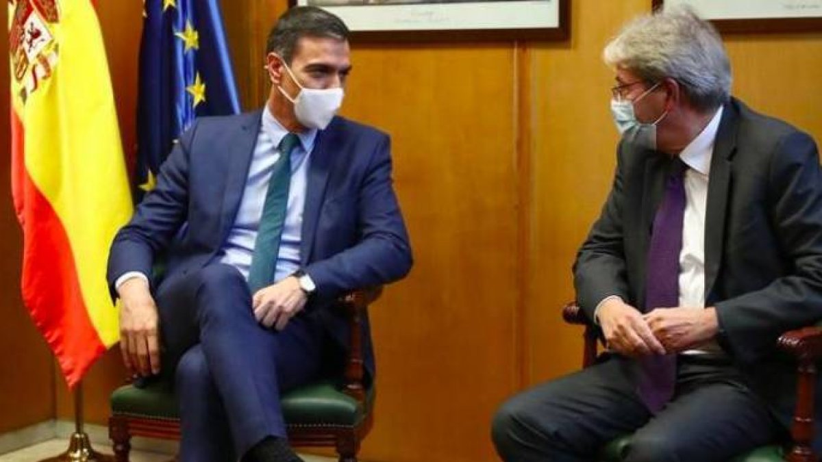Sánchez, este lunes con el comisario europeo de Economía, Paolo Gentiloni