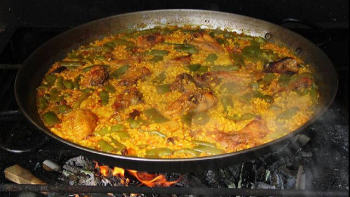 Paella valenciana a leña