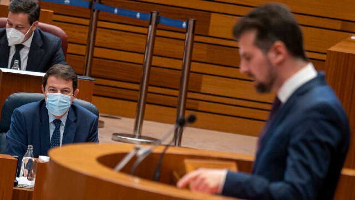 El líder socialista de Castilla y León, Luis Tudanca, interviene ante la mirada de Mañueco