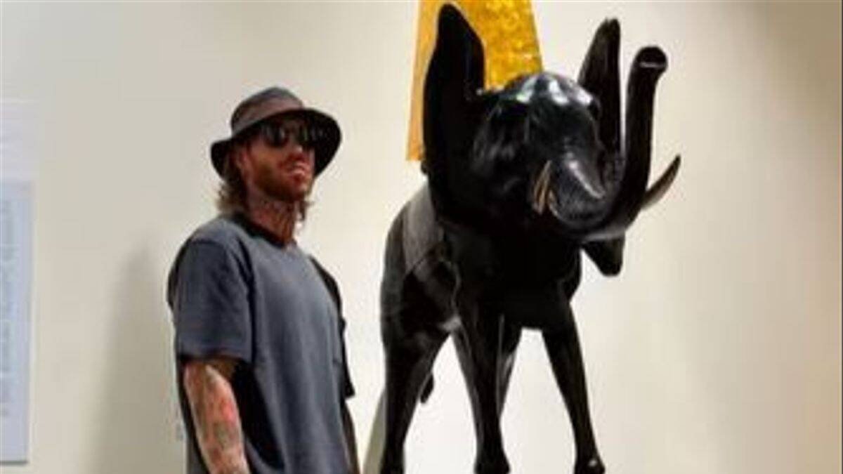 Sergio Ramos en el Museo Dalí con sus inseparables gafas de sol.