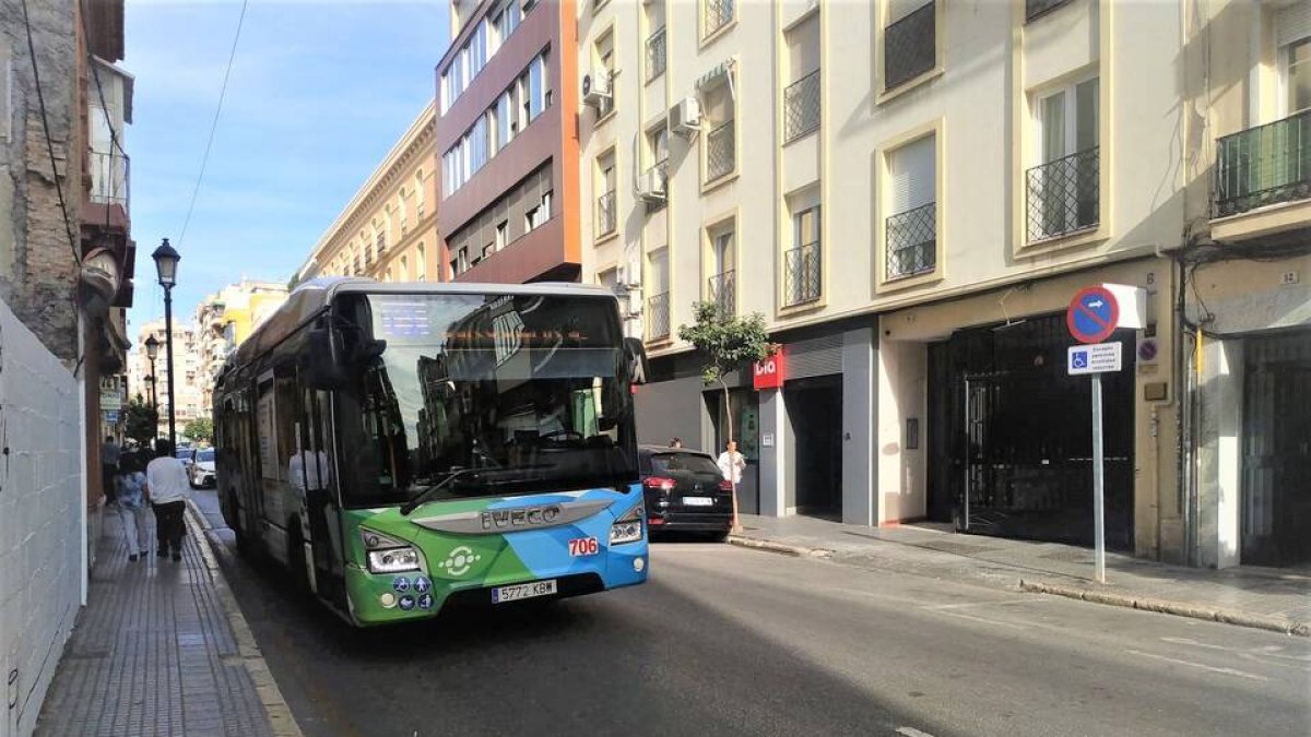 La mitad de los españoles cambia sus hábitos por el alza de la gasolina