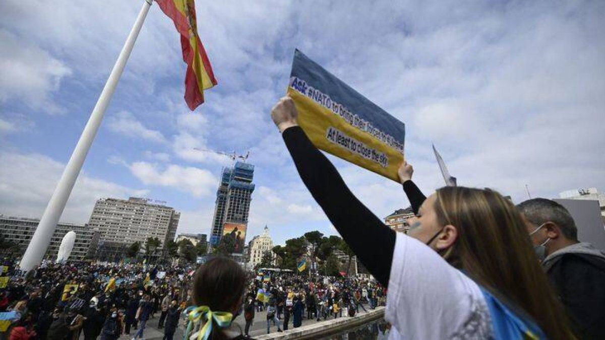 Manifestantes en la Plaza de Colón este domingo
