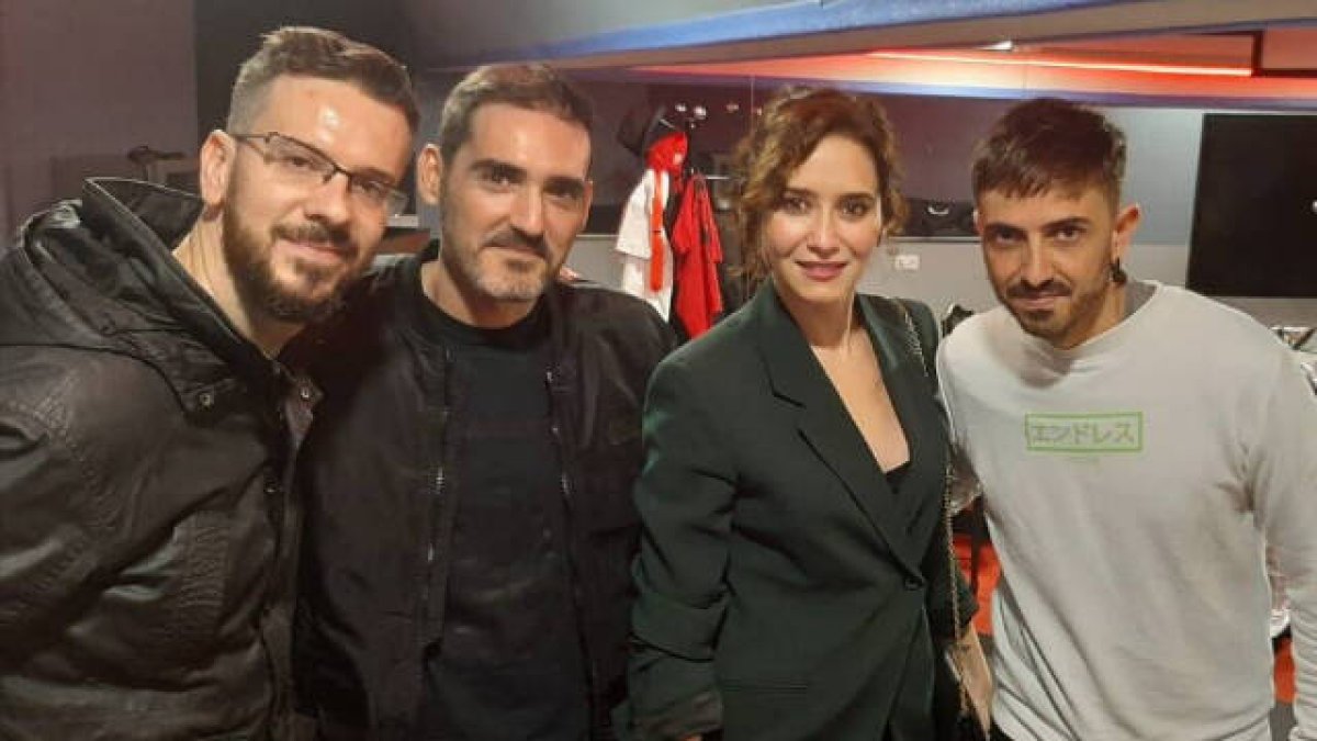 Ayuso con Los Meconios e InfoVlogger en su concierto