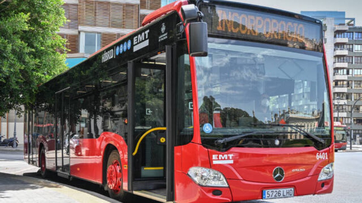 Imagen de un autobús de EMT València.