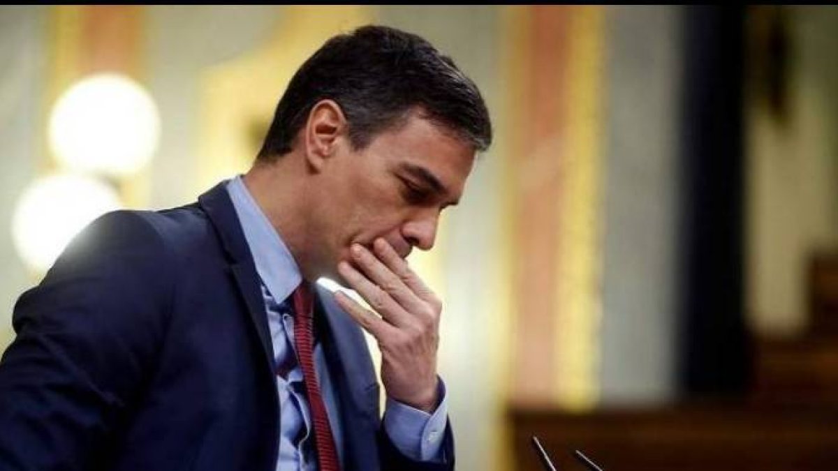 Pedro Sánchez, en un gesto de reflexión en su escaño.
