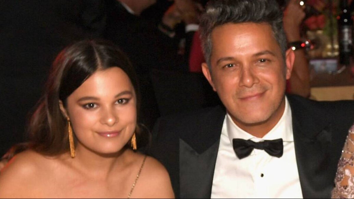 Manuela junto a su padre, Alejandro Sanz.