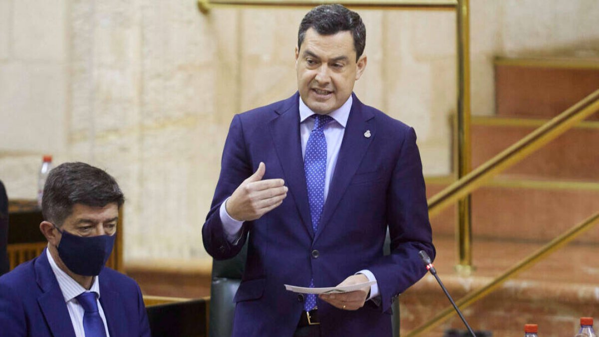El presidente de la Junta de Andalucía, Juanma Moreno, durante la sesión de control en el Parlamento.