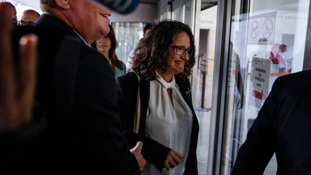 Mónica Oltra entrando a la Ciudad de la Justicia