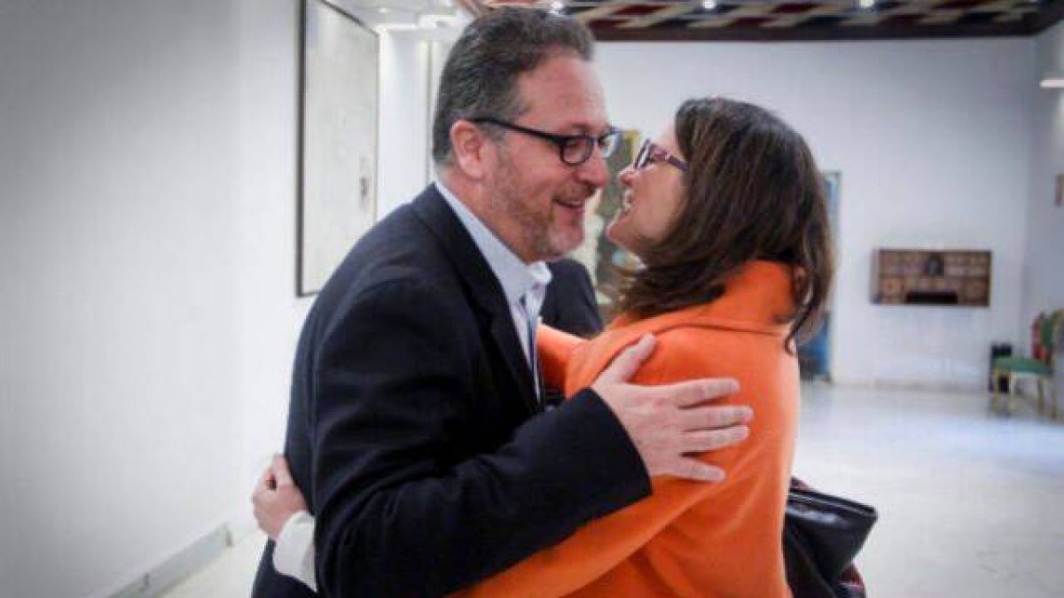 Vicent Flor, director del Institut Alfons el Magnànim, con Mónica Oltra