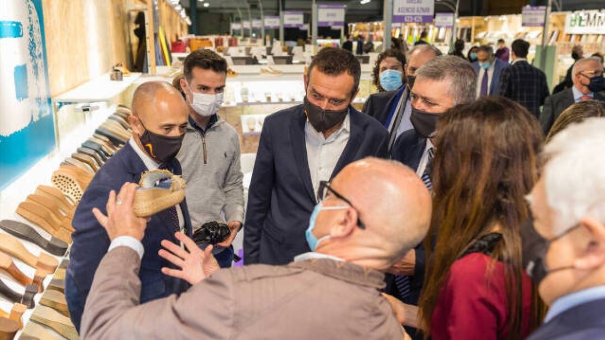 El alcalde de Elche, Carlos González, y el conseller de Industria, Rafa Climent, han visitado a los expositores