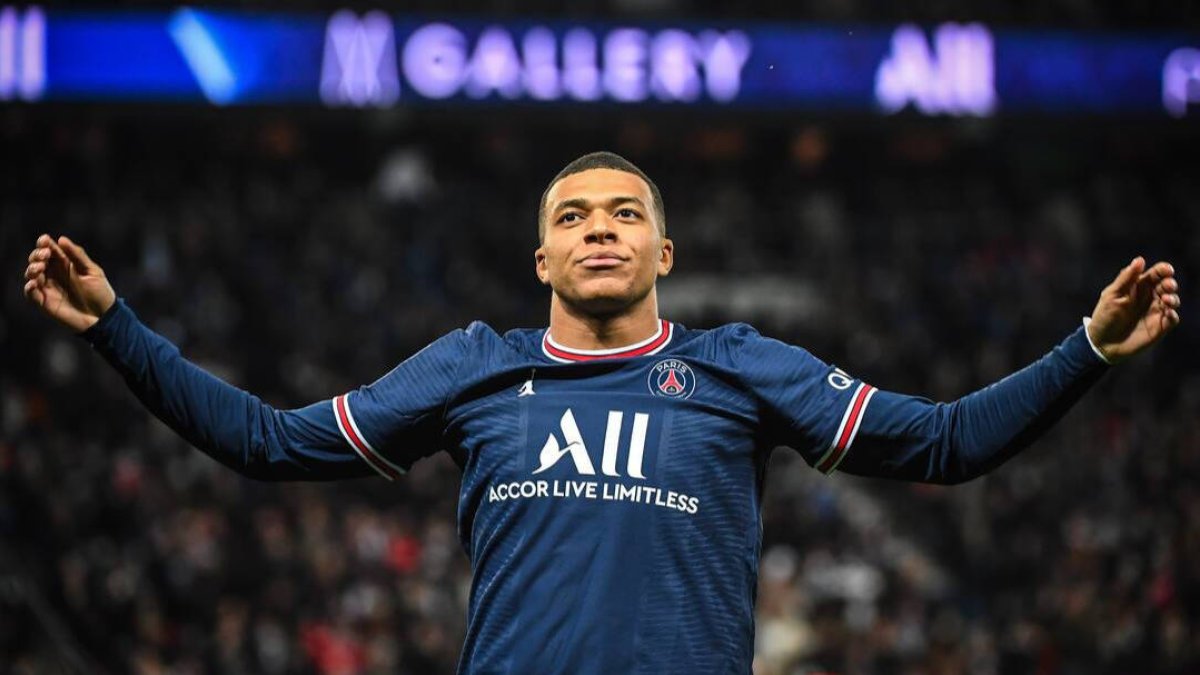 Mbappé, futbolsita del PSG durante tres años más