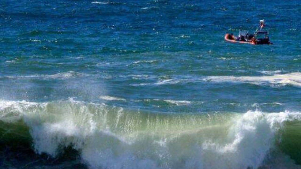 Mueren dos hombres que se lanzaron al mar para salvar a una mujer y una niña