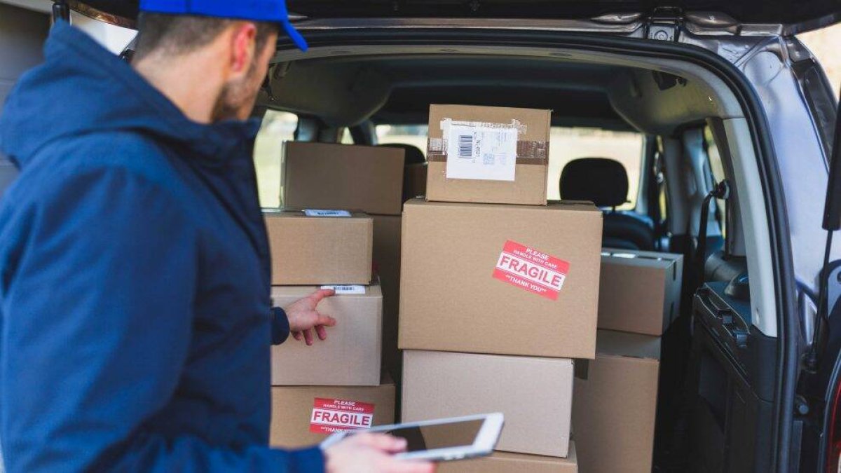 Los repartidores que realizaban cargas y descargas sucesivas en lugares cercanos podían conducir sin cinturón por ciudad hasta el 1 de octubre de 2026.