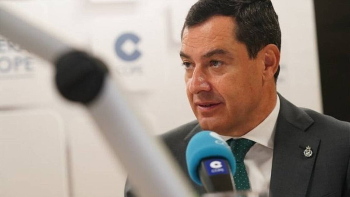 El presidente de la Junta de Andalucía, Juanma Moreno, en la entrevista en COPE.