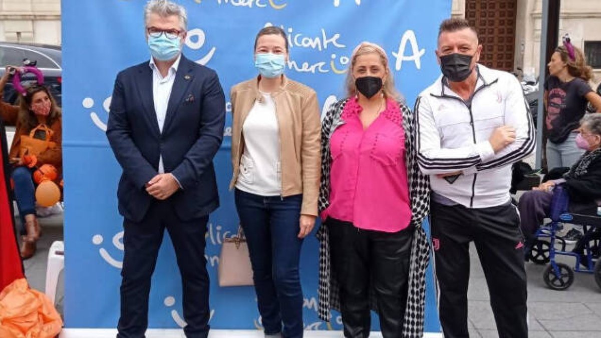 La concejal de Comercio, Lidia López, junto a los representantes de los comerciantes alicantinos