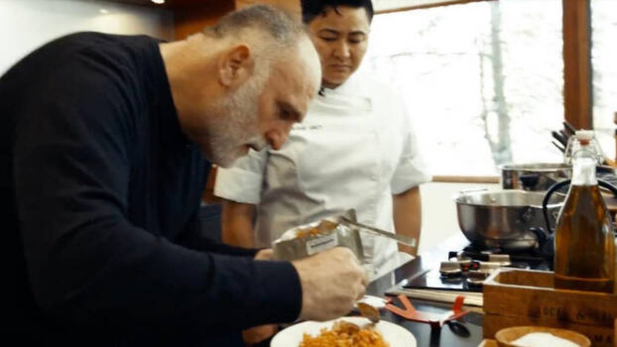 José Andrés muestra la paella en los sobres en los que va envasada para los astronautas