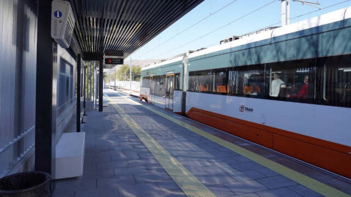 La Generalitat impulsa la mejora de 14 andenes del Tram