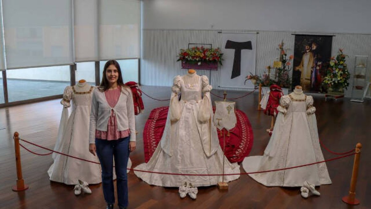 Azucena Guimerá, Reina del Encuentro 2022, junto a sus trajes.