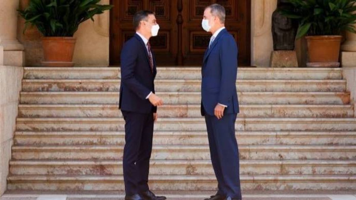 El Rey Felipe y Pedro Sánchez, a las puertas del Palacio de Marivent.