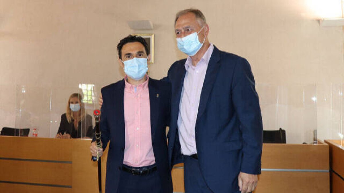 El alcalde de Llíria, Joanma Miguel, junto al ex alcalde, Manolo Civera.