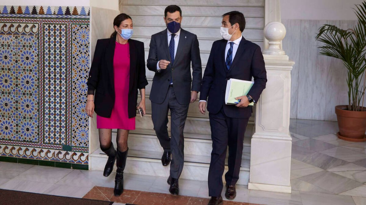 El presidente de la Junta, Juanma Moreno, acompañado de la secretaria general del Partido Popular en Andalucía, Loles López, y del portavoz del Grupo Parlamentario Popular, José Antonio Nieto,