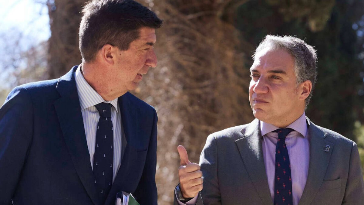El coordinador regional de Cs y candidato a las elecciones, Juan Marín, con el consejero y coordinador del PP, Elías Bendodo.