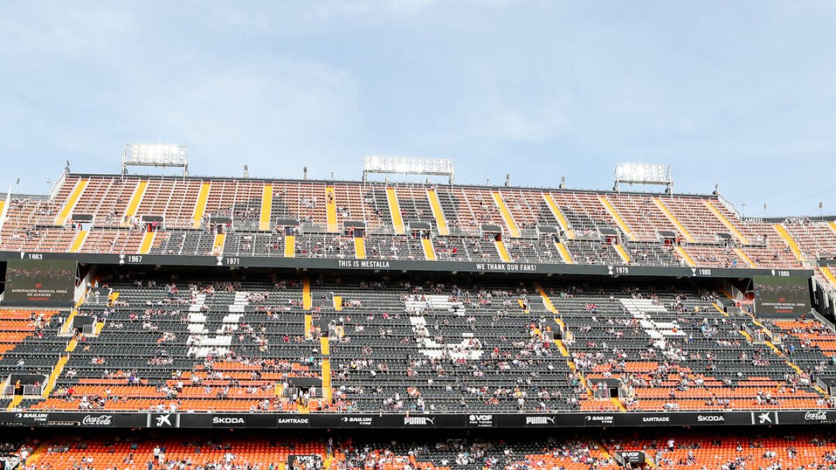 La grada vacía en el último encuentro que el Valencia CF disputo en Mestalla.