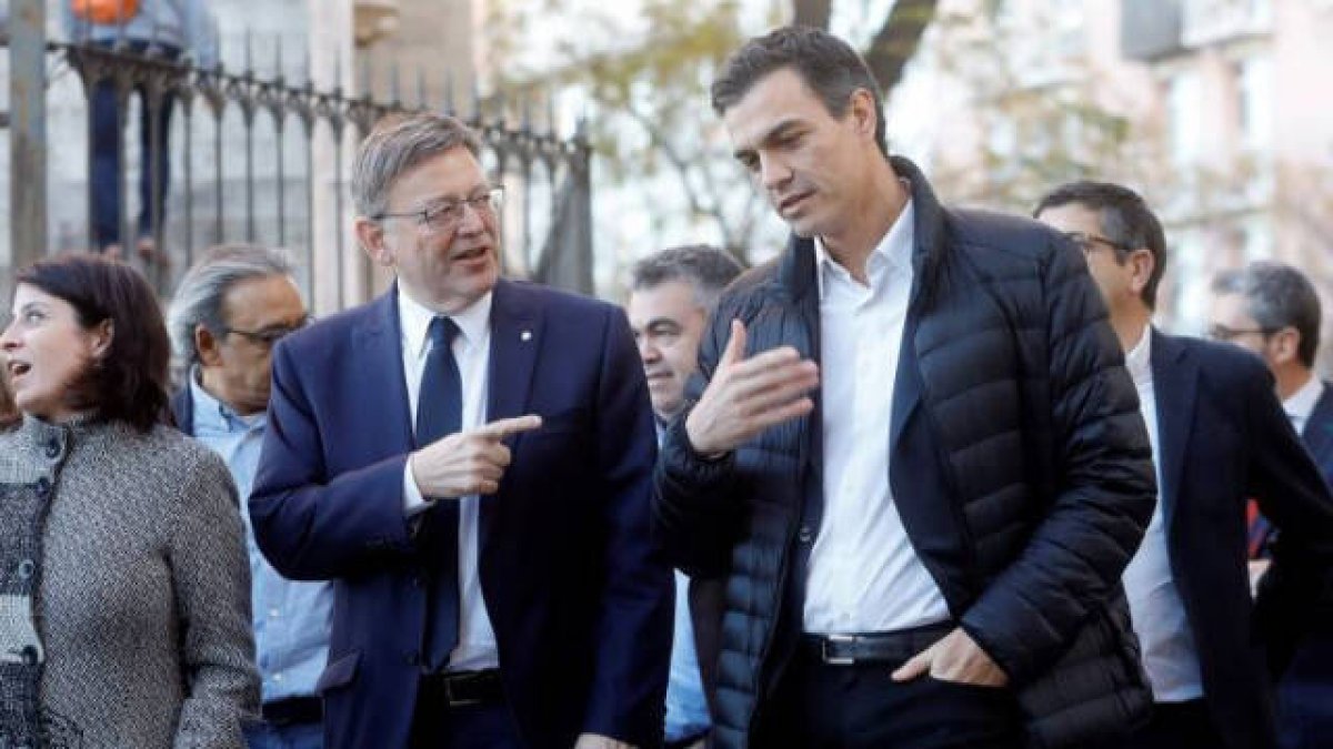Sánchez y Puig conversan en una imagen de archivo