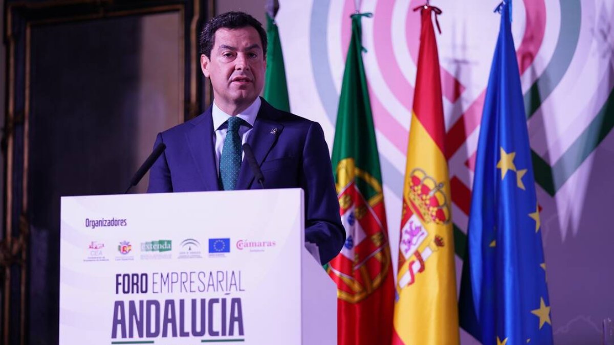 El presidente de la Junta de Andalucía, Juanma Moreno, durante su primer viaje oficial a Portugal en enero de 2020.