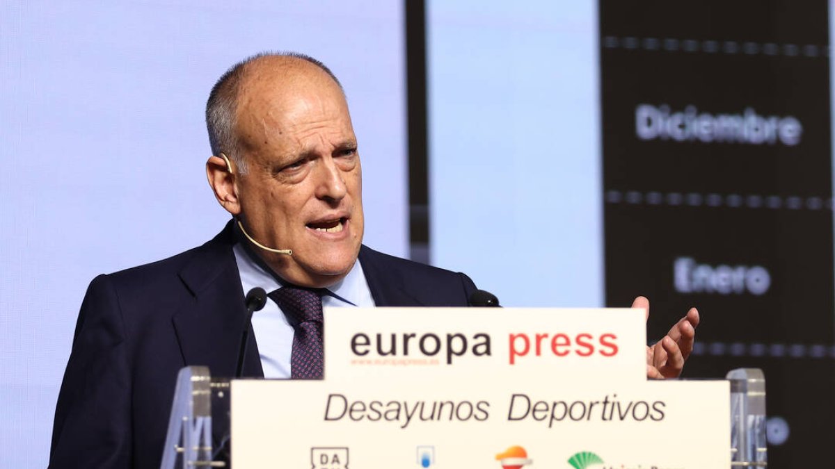 Javier Tebas se expresa durante los Desayunos Deportivos de Europa Press.