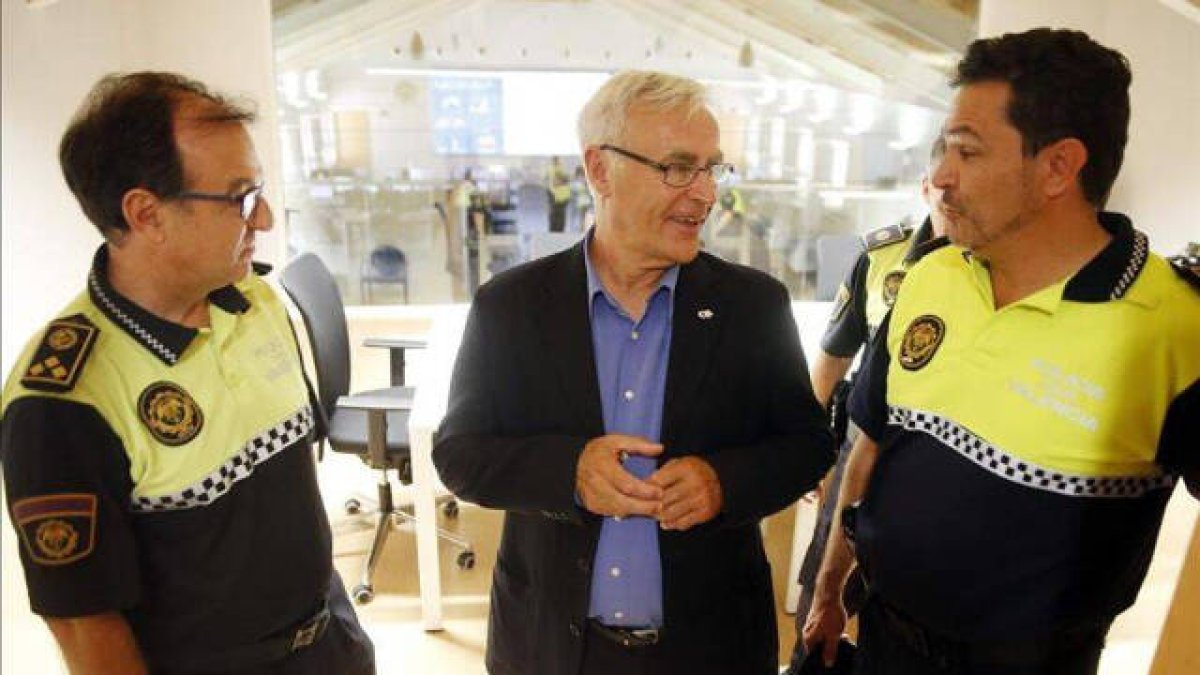 El alcalde de Valencia, Joan Ribó, junto a agentes de la Policía Local.