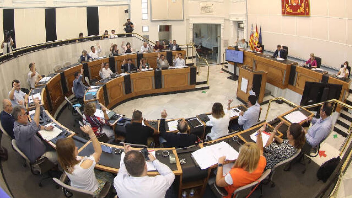 PP y PSOE piden abolir la prostitución, Compromís se abstiene, Cs vota en contra