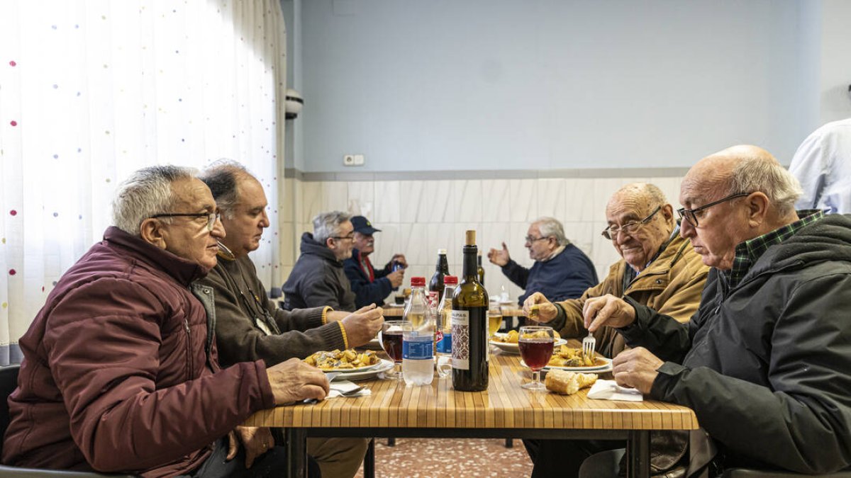 Señores durante la hora del almuerzo - MIKEL PONCE -El País.