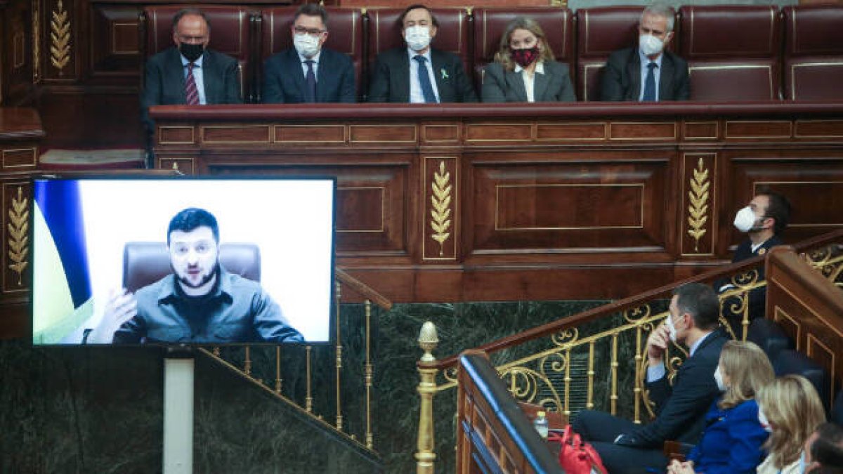 Pedro Sánchez atiente al discurso de Zelenski en el Congreso