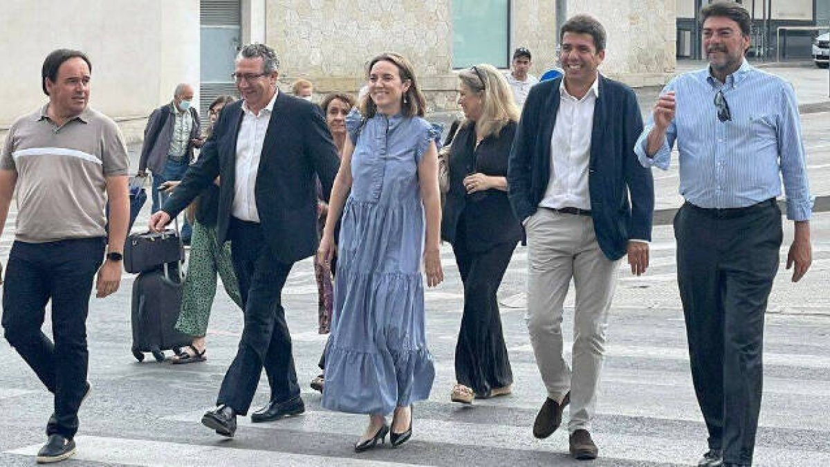 Cuca Gamara acompañada por Carlos Mazón, Luis Barcala, Toni Pérez y Juanfran Pérez Llorca