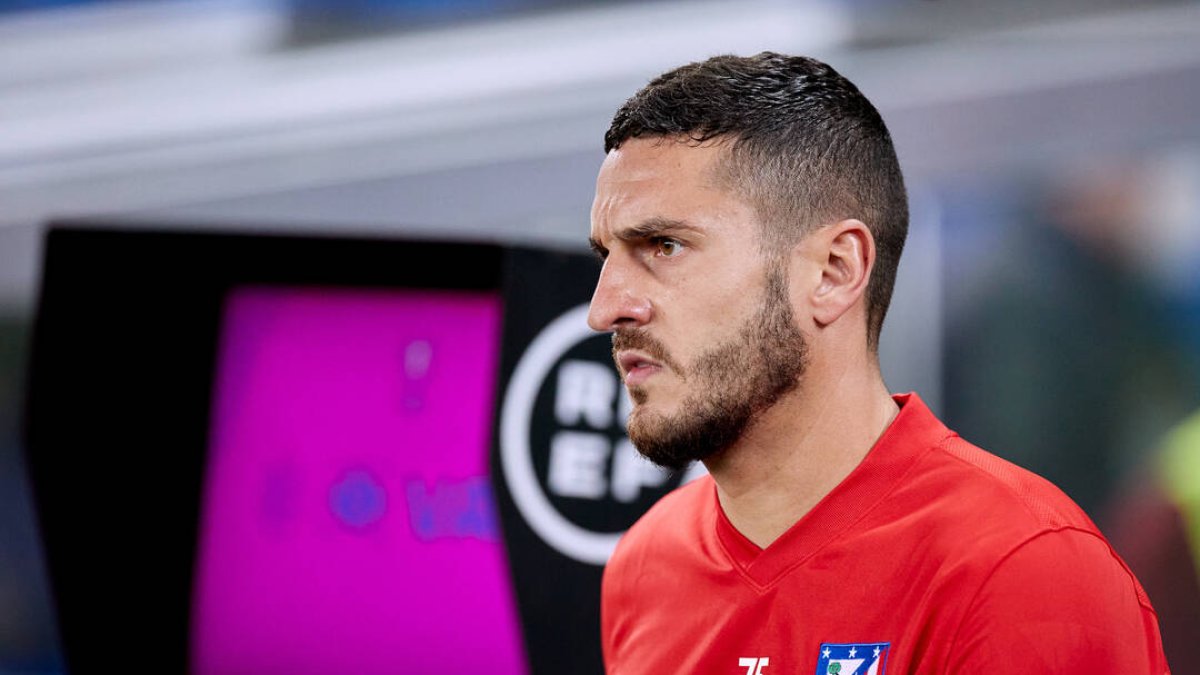 Koke portando el brazalete de capitán del Atlético de Madrid.