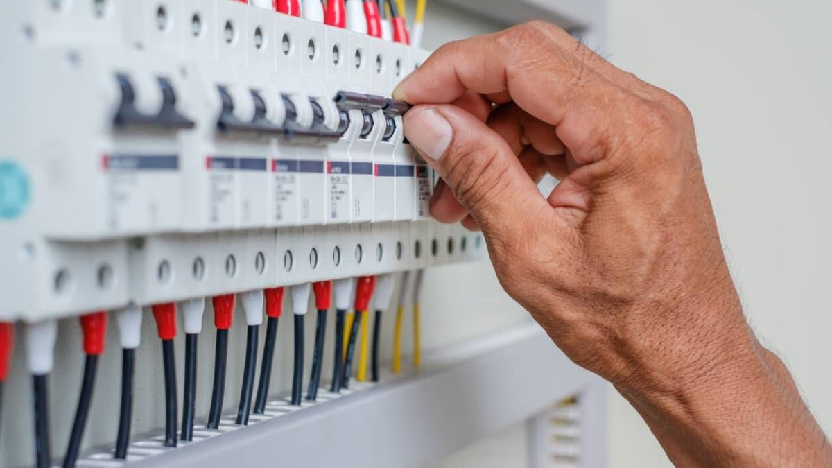 El precio de la luz sube un 70% este jueves, alcanzando los 79,40 euros por MWh