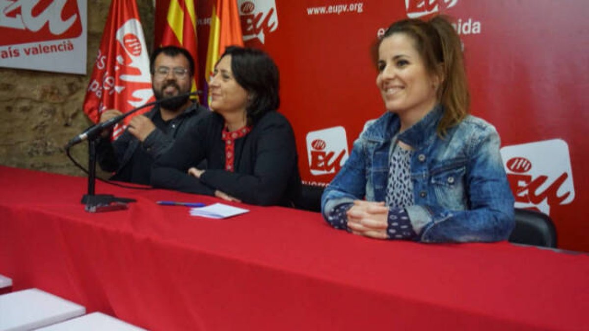 Esther López Barceló (derecha) con la líder de EU y consellera, Rosa Pérez