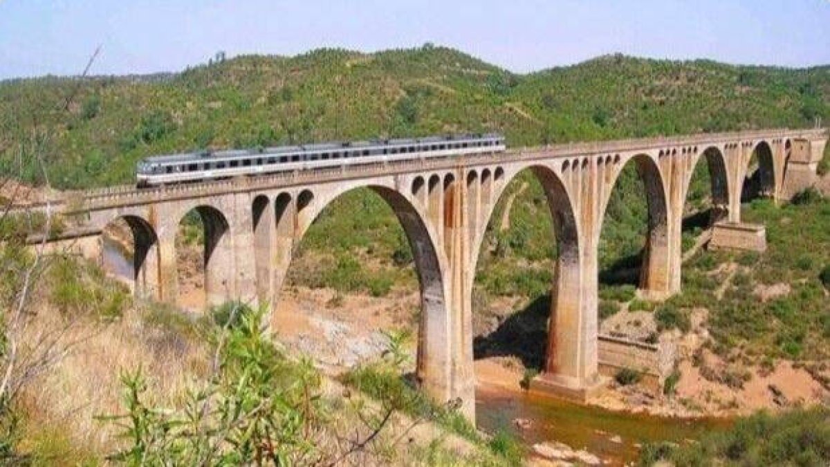 Tren a su paso por Huelva.