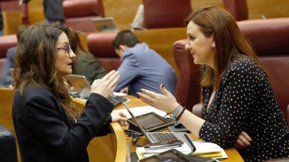 A la izquierda, Mónica Oltra y a la derecha, María José Catalá en su etapa en Les Corts