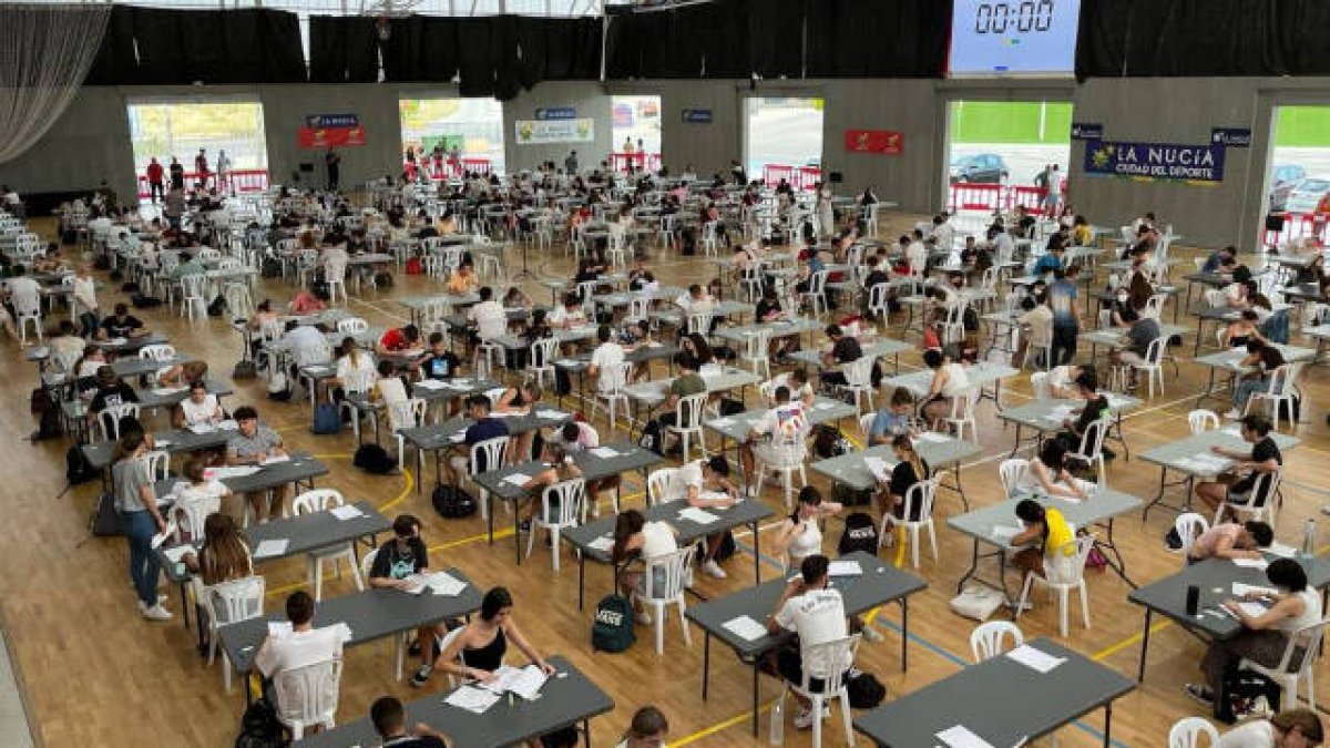 Alumnos de La Nucía realizando las pruebas de acceso a la universidad