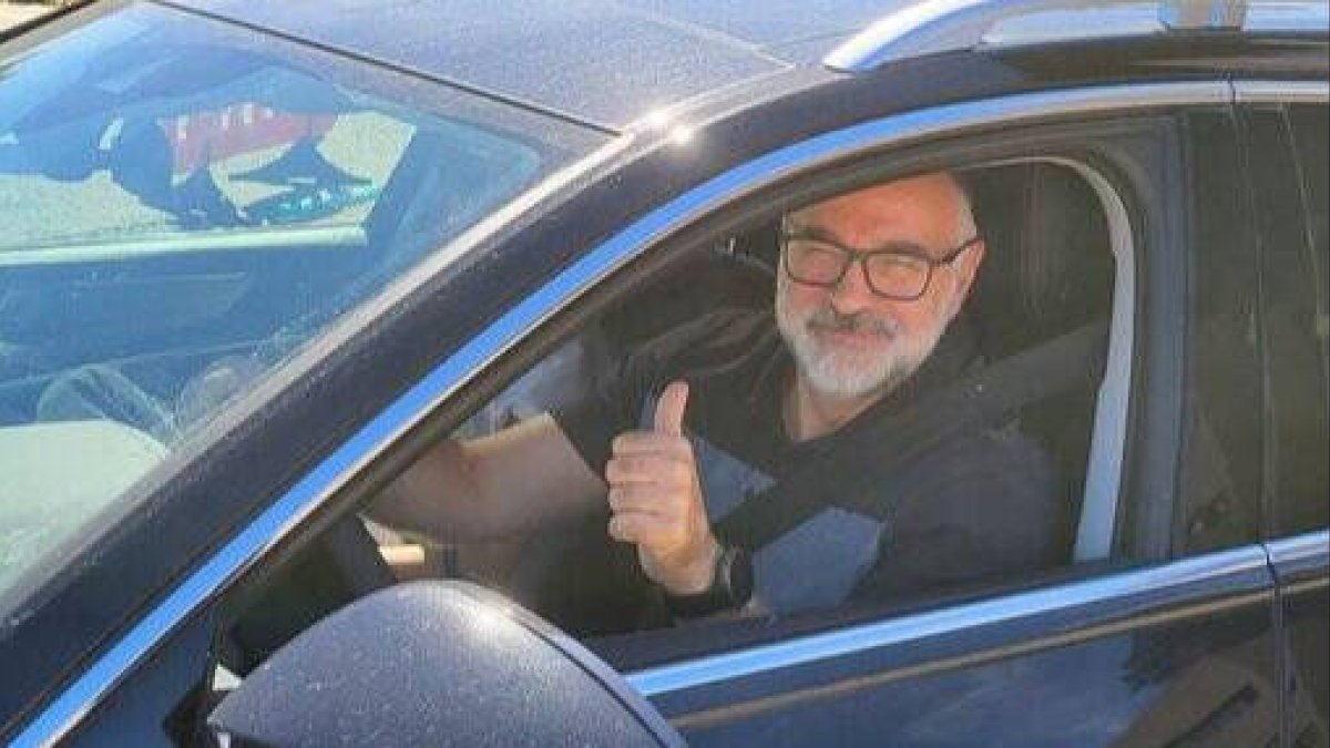 Pablo Laso, conduciendo su coche, a la salida del hospital.