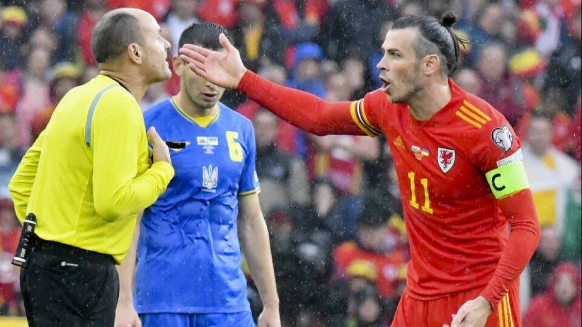 Bale, protestando a Mateu Lahoz, en el Gales-Ucrania de la semana pasada.