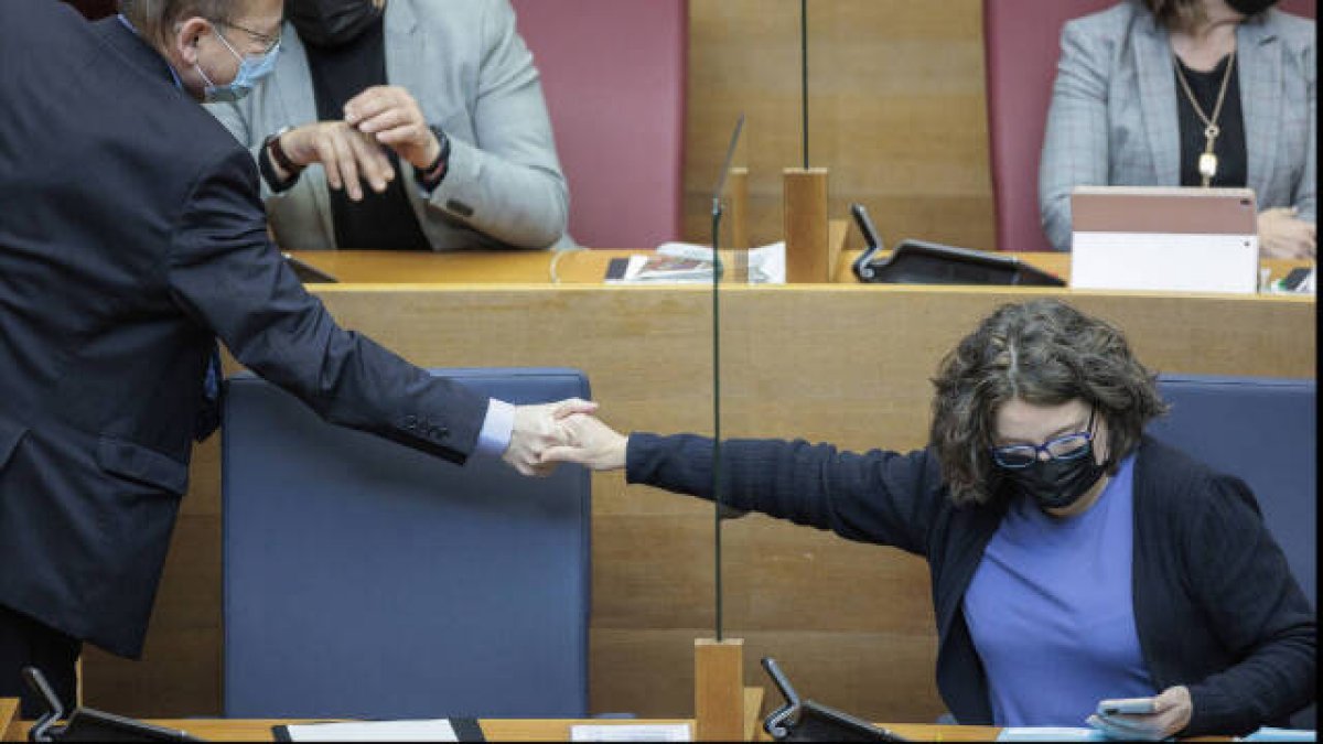 Mónica Oltra recibe el apoyo de Ximo Puig en Les Corts